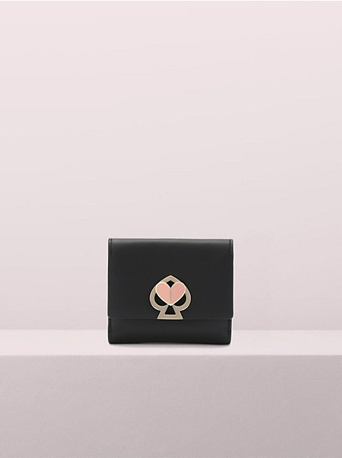 ケイトスペードの可愛いお財布は二コラツイストロックバイフォールドフラップウォレットです